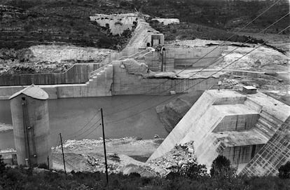Estado del muro de contención del embalse de Tous (Valencia) tras el desmoronamiento de la presa debido a las fuertes lluvias en la cuenca del Júcar, en 1982.