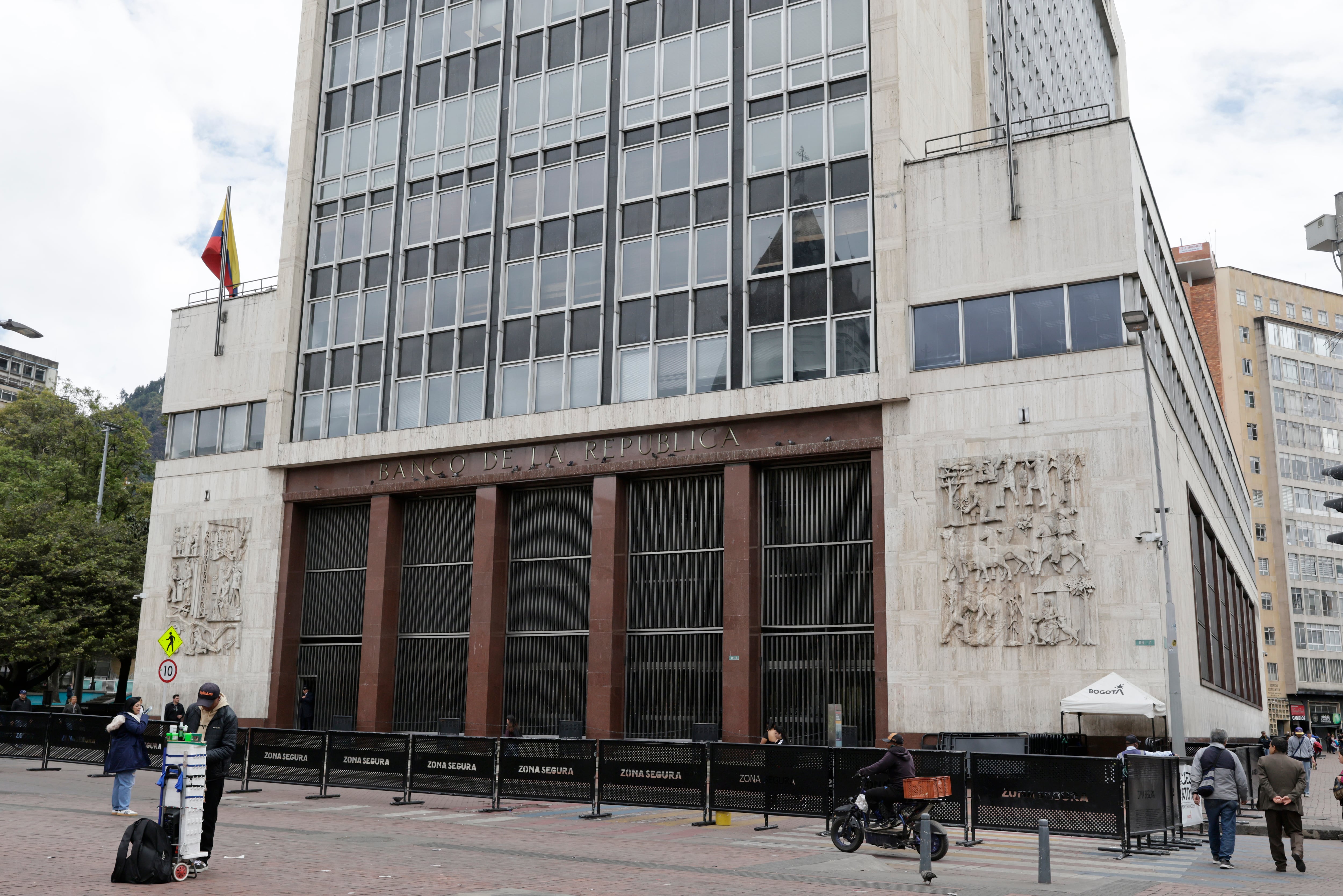 El Banco de la República sube la tasa de interés al 12,25% en la primera decisión con Miguel Gómez El Banco de la República sube la tasa de interés al 12,25% en la primera decisión con Miguel Gómez