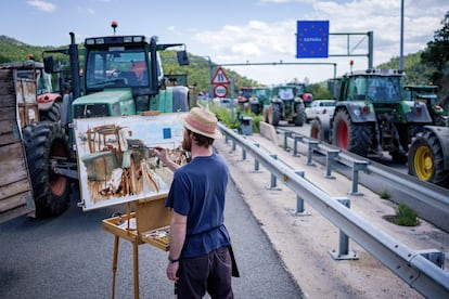 Un artista pinta una escena de la manifestación durante una protesta de agricultores españoles y franceses en La Jonquera (Girona) en marzo de 2024. 