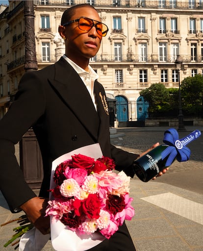 Pharrell Williams, con una de las botellas con el emblemático lazo.