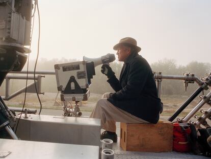 David Lynch da órdenes en la filmación de 'Una historia verdadera' (1999).