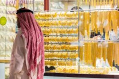 Un dubaití al lado de una joyería