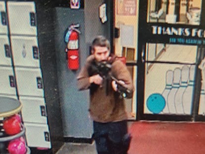 El sospechoso del asalto del miércoles en Lewiston (Maine) entra armado en la bolera Just-In-Time Recreation, en una foto distribuida por la Policía de Maine.