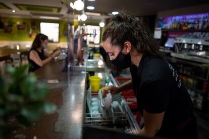 Una camarera trabaja en un bar en Toledo.