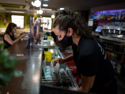 Una camarera trabaja en un bar en Toledo.