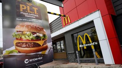 Un cartel promocional de la hamburguesa vegana que McDonald's diseñó junto a Beyond Meat y que probó durante meses en varios restaurantes de Canadá.