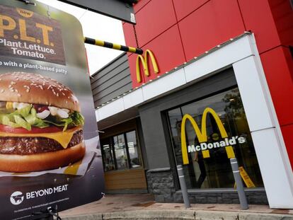 Un cartel promocional de la hamburguesa vegana que McDonald's diseñó junto a Beyond Meat y que probó durante meses en varios restaurantes de Canadá.