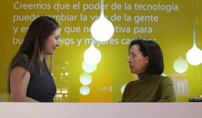 Irene Castillo (i), estudiante de 4&ordm; de Ingenier&iacute;a en Dise&ntilde;o Industrial en la Universidad Polit&eacute;cnica de Madrid, y Blanca G&oacute;mez Gonz&aacute;lez, directora de Recursos Humanos en Microsoft y responsable de la captaci&oacute;n de talento en Europa.