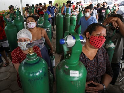 Familiares de enfermos con graves problemas respiratorios hacen cola ante una empresa que rellena los cilindros con oxígeno en Manaos el pasado martes.