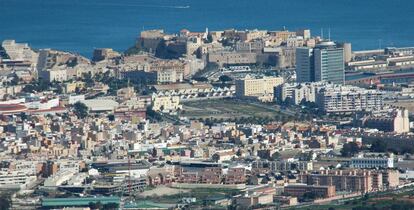 Vista de Melilla desde la ladera del Gurug&uacute;.