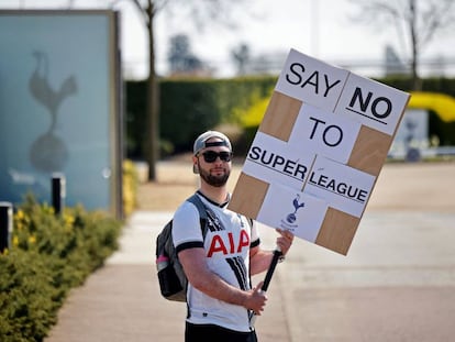 Un seguidor del Tottenham protesta contra la Superliga.