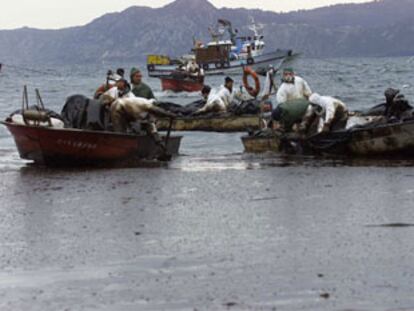 Marineros de las Rías Bajas extraen fuel del <i>Prestige</i> en las islas Cíes en diciembre de 2002.