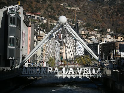 Miles de catalanes aprovechan la libre circulación con el país pirenaico para huir del confinamiento comarcal durante el fin de semana.