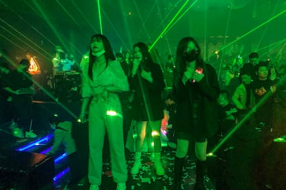 Jóvenes en una discoteca de Wuhan, en la provincia china de Hubei, el jueves.