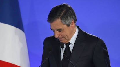 O candidato conservador François Fillon depois de pedir votos para Macron no domingo em Paris.