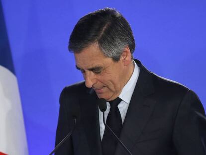 O candidato conservador François Fillon depois de pedir votos para Macron no domingo em Paris.