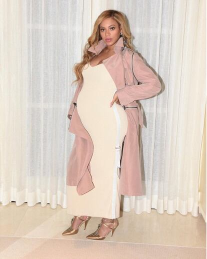 Beyoncé, con un vestido ajustado de Topshop combinado con un abrigo rosado de A.F Vandevorst y zapatos dorados de Alberta Ferretti.