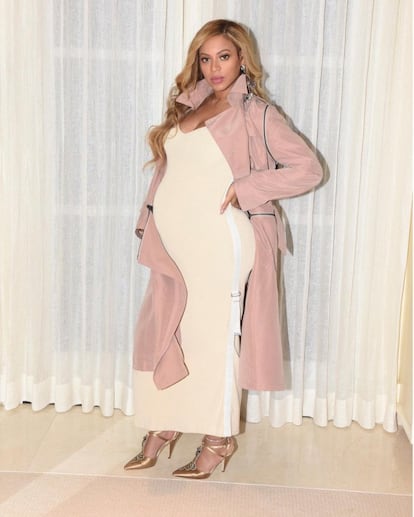 Beyoncé, con un vestido ajustado de Topshop combinado con un abrigo rosado de A.F Vandevorst y zapatos dorados de Alberta Ferretti.