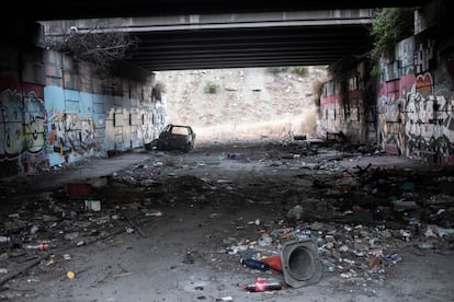 En la foto, un puente de Orcasitas lleno de restos de basura, debajo de la M-40.