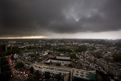 Nubes de lluvia sobre el cielo de Nueva Delhi, India.