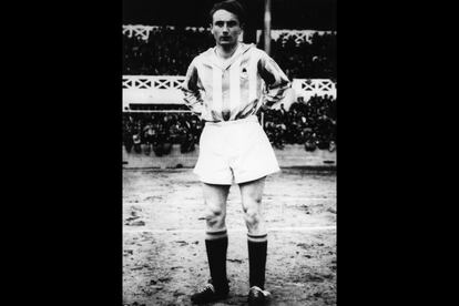 Elías Querejeta con el traje de la Real Sociedad, equipo en el que jugó de delantero durante 6 temporadas, entre 1952 y 1958 (fotografía sin fecha).