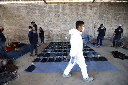 Peritos forences y colectivos de búsqueda trabajan en el rancho Izaguirre de Teuchitlán.