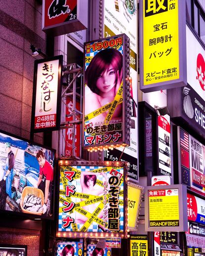 Varios clubes de alterne en el barrio de Shinjuku.
