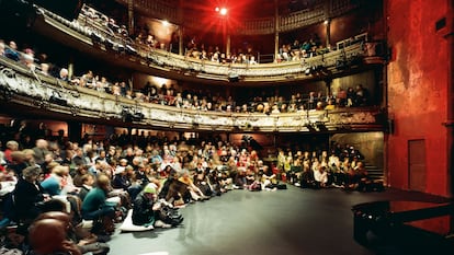 El Théâtre des Bouffes du Nord, en París, justo antes de una representación de 'La flauta mágica', dirigida por Peter Brook en 2010.