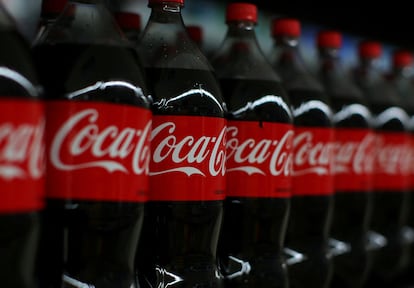 Botellas de Coca-Cola en un supermercado de Compton, California.