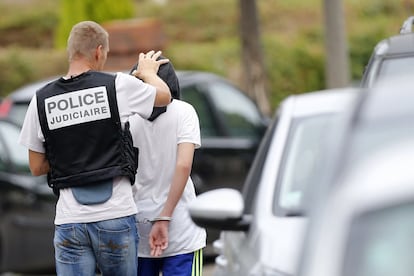 Un policía francés arresta a un hombre en relación al asesinato de un cura en la localidad Saint-Etienne-du-Rouvray en Francia.