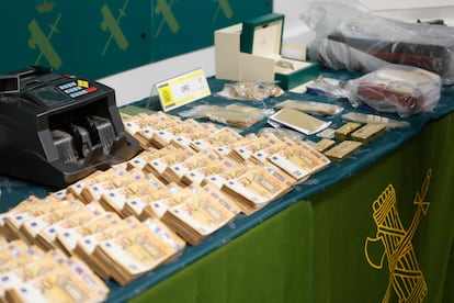 Varios lingotes de oro y dinero en efectivo incautado durante la operación Fenicio-Diávolo 24, contra una red de blanqueo de capitales que usaba empresas del Parque Joyero de Córdoba.