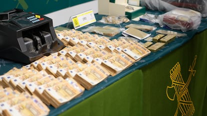 Varios lingotes de oro y dinero en efectivo incautado durante la operación Fenicio-Diávolo 24, contra una red de blanqueo de capitales que usaba empresas del Parque Joyero de Córdoba.