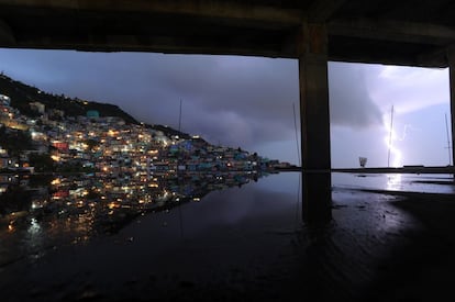 Una fuerte tormenta ilumina el cielo de Puerto Príncipe (Haití).