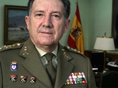 El general de Ejército Félix Sanz, en su despacho del Estado Mayor de la Defensa durante la entrevista.