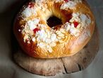 Los roscones del maestro panadero Paco Fernández salen del obrador centenario de Viena La Baguette. Es un roscón amasado con harinas limpias, masa madre y agua de azahar. Hay que encargarlos con 48 horas de antelación, son de fermentación larga. Teléfono 915 600 922. Precio: desde 18 euros.