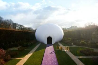 Estructura donde se celebró el último desfile de alta costura de Dior en París, diseñado por Judy Chicago.