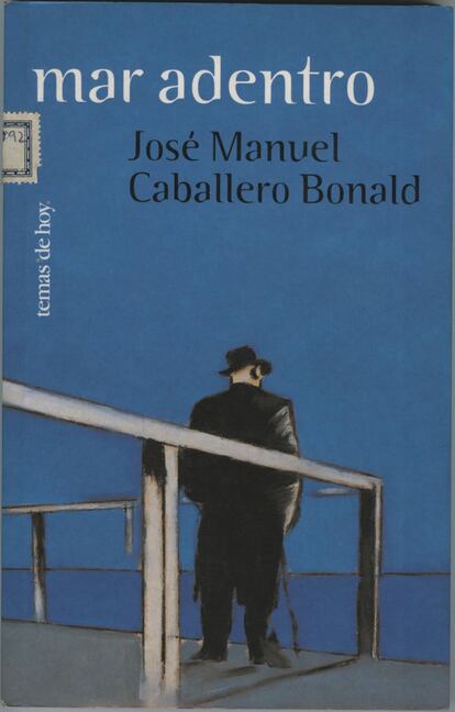 AURORA LUQUE (Almería,1962): "He escrito en algún lugar que leer a Caballero Bonald es como tenderse en la arena y aplicar el oído al interior del mundo para escuchar bramidos de venados de eras mitológicas y sirenas de misteriosos barcos erráticos. El escritor abomina del realismo: sabe que la realidad se parece a la cubierta inestable de un barco que atraviesa mareas alucinadas y floraciones perversas. Celebro en su poesía el lenguaje sensorial y transfigurador. Adoro al poeta mitógrafo, creador de la materia de Argónida, y al autor de nocturnos que explora la noche en todas sus honduras y potencias. Para mí su libro es ‘Mar adentro’ que calma en nosotros el síndrome von Aschenbach.