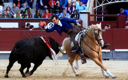 El rejoneador Sergio Galán en su faena durante la corrida de rejones en la plaza de toros de Las Ventas, Madrid.