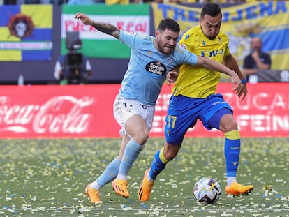 Javi Galán lucha un balón con Gonzalo Escalante durante el partido de la Liga entre el Cádiz y el Celta, en el Nuevo Mirandilla este domingo.