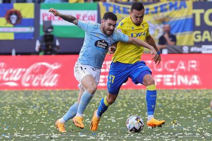 Javi Galán lucha un balón con Gonzalo Escalante durante el partido de la Liga entre el Cádiz y el Celta, en el Nuevo Mirandilla este domingo.