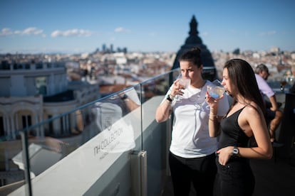 Dos mujeres toman un gin-tónic en la azotea del Picalagartos, en una imagen de archivo.