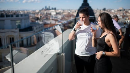 Dos mujeres toman un gin-tónic en la azotea del Picalagartos, en una imagen de archivo.
