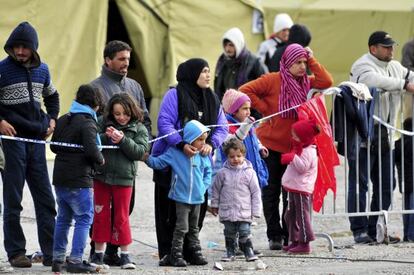 Refugiados esperam em um centro de Sredisce ob Dravi (Eslovênia) na terça-feira.