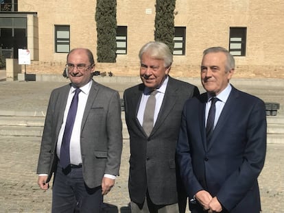 El presidente de Aragón, Javier Lambán, el expresidente Felipe González y el presidente de las Cortes, Javier Sada, este jueves en Zaragoza.