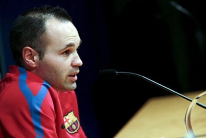 El centrocampista Andrés Iniesta durante la rueda de prensa que ofreció hoy en el Camp Nou.