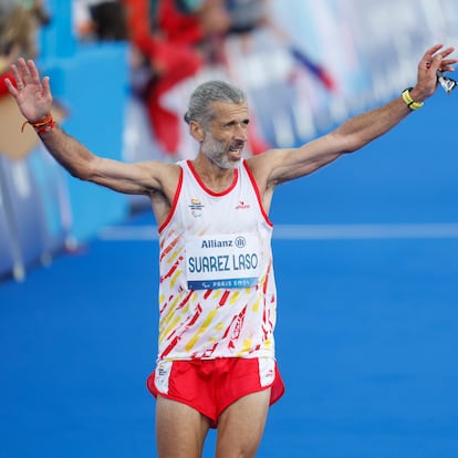 PARÍS (FRANCIA), 08/09/2024.- El atleta español Alberto Suárez, medalla de plata en la final de la maratón T12 masculino este domingo en los Juegos Paralímpicos de París 2024. EFE/ Javier Etxezarreta
