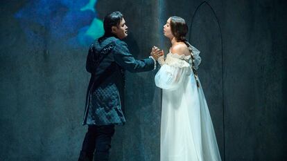 El tenor Javier Camarena y la soprano Nadine Sierra durante el dueto del segundo acto de ‘Roméo et Juliette’, el sábado en Bilbao.