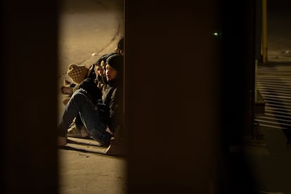 Un grupo de inmigrantes espera a ser procesado tras cruzar a Estados Unidos desde México, el 21 de enero de 2025 en San Diego, California. 