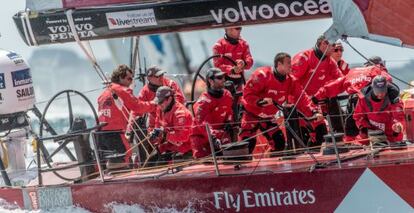 El Camper-Emirates Team New Zealand, de Chris Nicholson, durante una maniobra en la última edición de la regata.