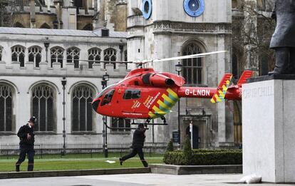 Un helicóptero sanitario llega a la Plaza del Parlamento tras el ataque en Londres.